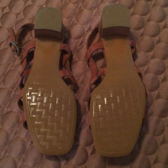 Etienne Agner tan sandals low to mid heels 8.5 - Picture 4 of 5